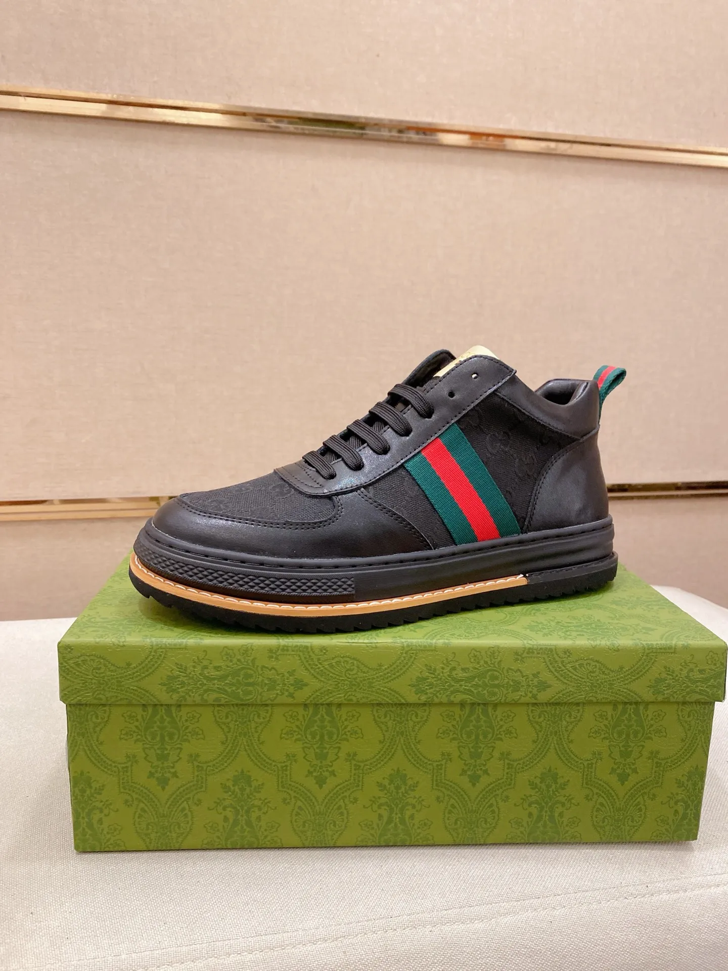 Men's shoes 💰 440 💰 High-quality new high-top GUCCI counters are on the market at the same time. The new men's shoes, 😘fabrics are selected imported cowhide, lining: sheepskin lining. 👍🏿 High-end ☄️ air-cushion molded anti-slip rubber outsole, exquisite lines, simple and elegant, comfortable and high-end for leisure travel. Code number: 38 to 44 (45 can be customized and cannot be returned or exchanged)
